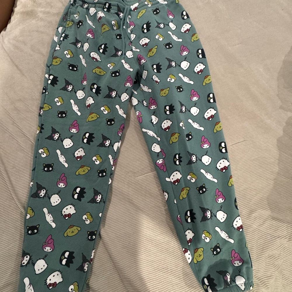 💕💕Hello kitty and winter bundle!!!🐱 ❄️ 🥶 - Picture 4 of 15